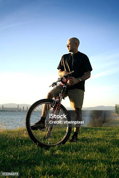 Bicicletta In Città Di Quebec - Fotografie stock e altre immagini di Acqua - Acqua, Adulto, Adulto di mezza età