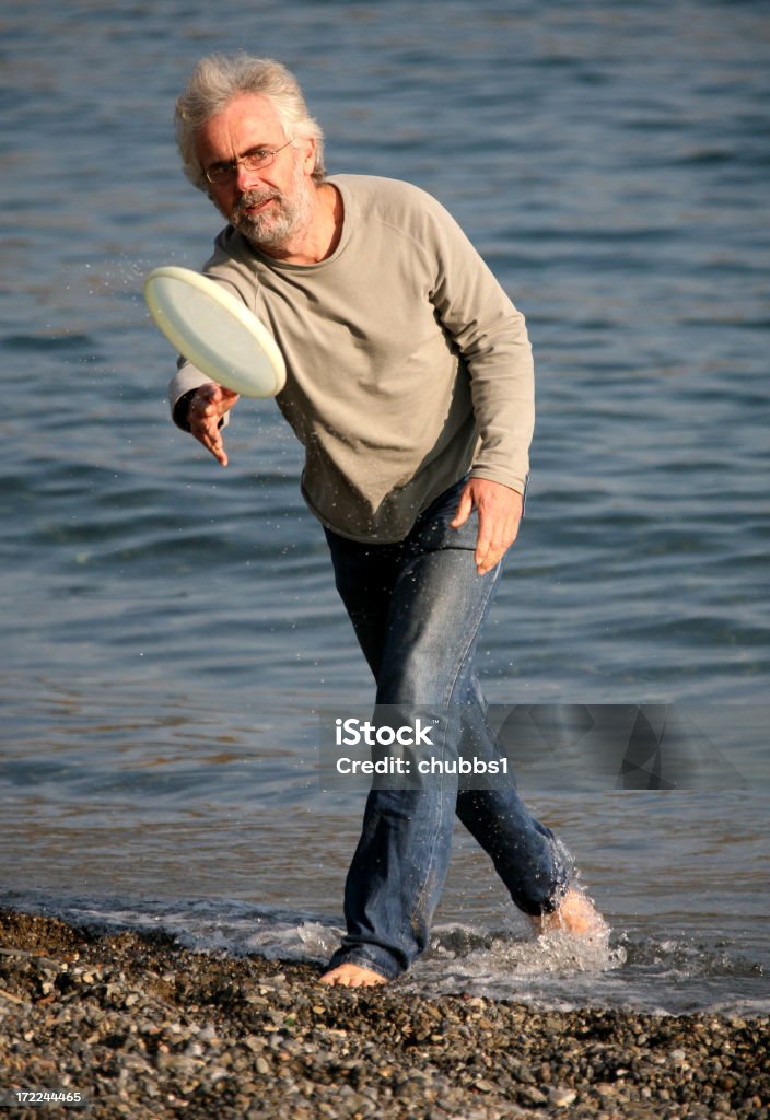 frisby sulla spiaggia - Foto stock royalty-free di Ciottolo