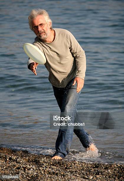 Frisby Sulla Spiaggia - Fotografie stock e altre immagini di Ciottolo - Ciottolo, Lanciare, 45-49 anni