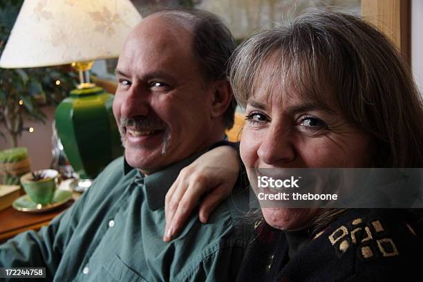 Sonriente Los Padres Foto de stock y más banco de imágenes de 40-49 años - 40-49 años, Abuelos, Acogedor