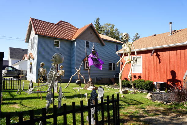 コミュニティの住宅所有者は、2022年の恐ろしいハロウィーンの装飾で家と庭をドレスアップしました。 - bones television show ストックフォトと画像