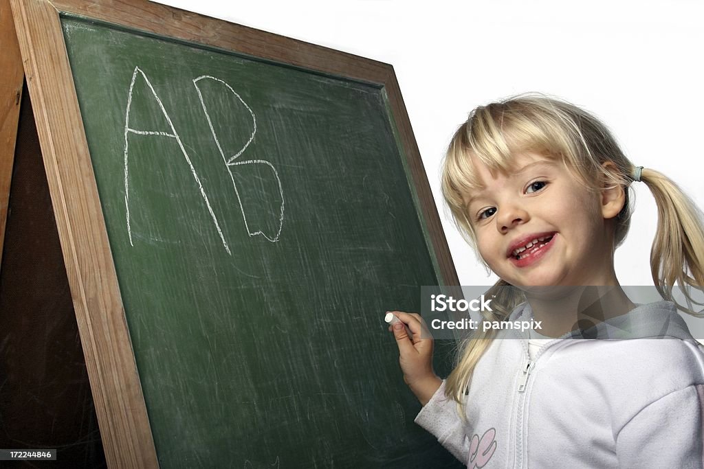 Niña feliz aprendizaje ABC alfabeto en pizarra fondo blanco - Foto de stock de Alegre libre de derechos