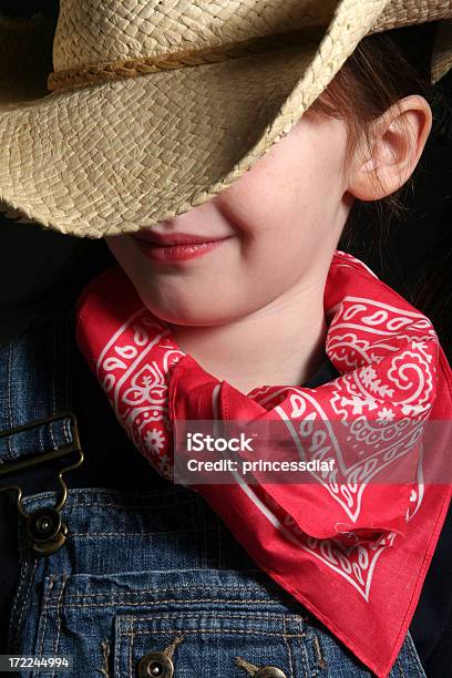 Kowbojka W Ukryciu - zdjęcia stockowe i więcej obrazów 6-7 lat - 6-7 lat, Bandana, Brązowe włosy