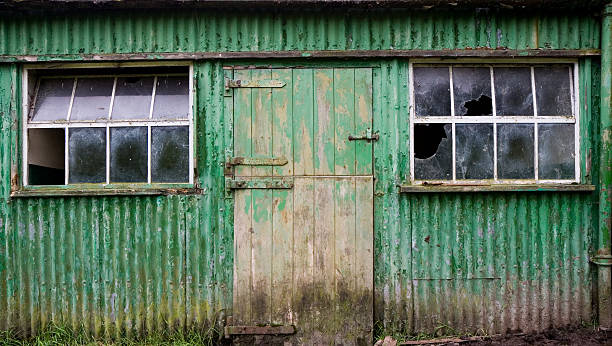 istock Green Corrugated Metal Shack 172245126