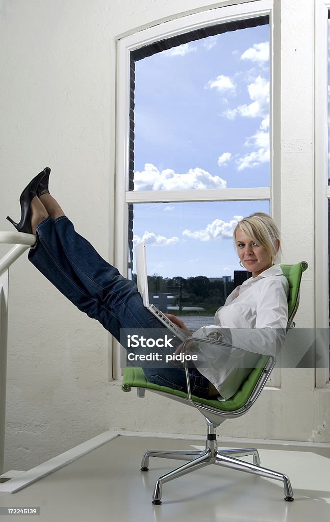 Donna d'affari che lavorano su computer portatile - Foto stock royalty-free di Abbigliamento da lavoro