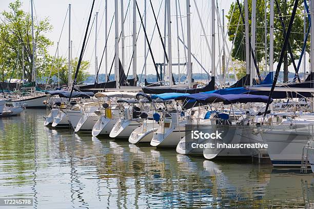 Barca A Vela Marina - Fotografie stock e altre immagini di Acqua - Acqua, Ambientazione esterna, Attraccato
