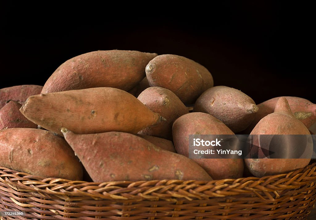 生サツマイモヤムイモにバスケット、オーガニック野菜の根本原因 - ヤムイモのロイヤリティフリーストックフォト