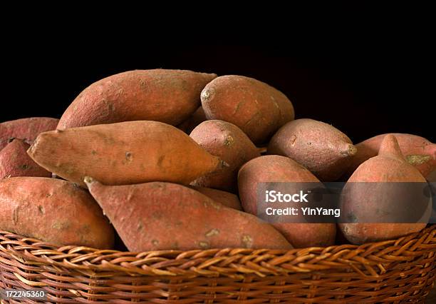 날것 달콤함 감자 얌 장바구니에 유기 뿌리채소 미국 고구마에 대한 스톡 사진 및 기타 이미지 - 미국 고구마, 0명, 검정색 배경