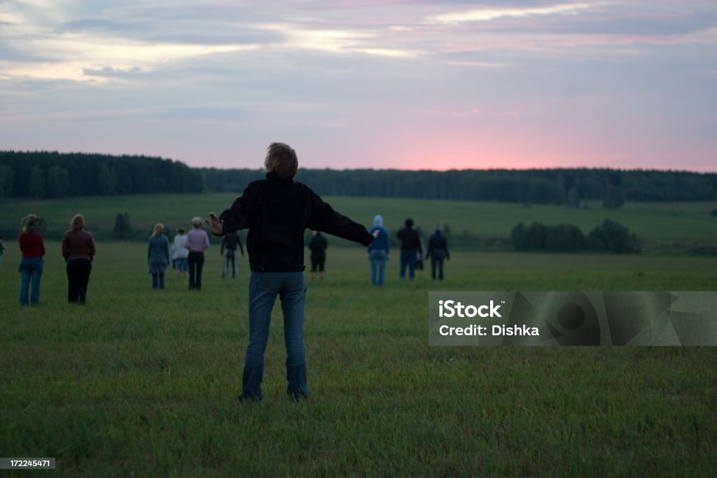 Personas esperando amanecer - Foto de stock de Aire libre libre de derechos