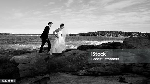 Noiva E Noivo Sobre Pedras - Fotografias de stock e mais imagens de Adulto - Adulto, Amor, Andar