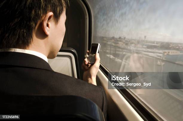 Junge Erwachsene Männliche Auf Zug Mit Handy Stockfoto und mehr Bilder von Anzug - Anzug, Drahtlose Technologie, Eine Person