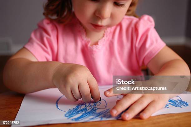 Little Girl Drawing 写真の学校のデスク - 2歳から3歳のストックフォトや画像を多数ご用意 - 2歳から3歳, 4歳から5歳, いたずら書き