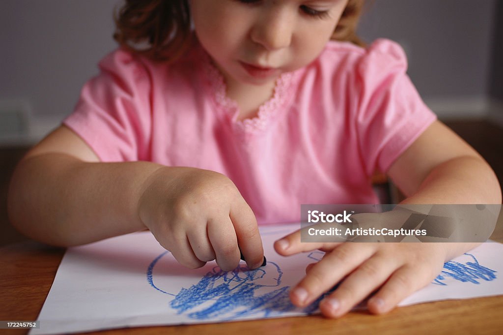 Rapariga desenho de uma imagem na escola secretária - Royalty-free 2-3 Anos Foto de stock