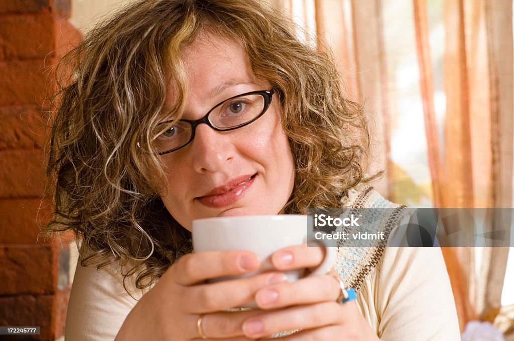 Donna in Café - Foto stock royalty-free di Eleganza