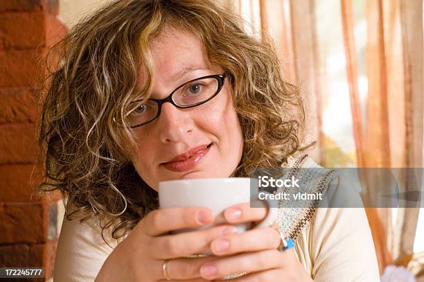 Donna In Café - Fotografie stock e altre immagini di Eleganza - Eleganza, Ristorante, Rivolto verso l'obiettivo