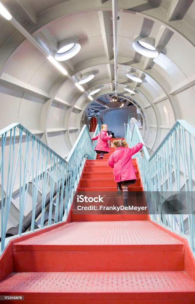 Fillettes sur un grand escalier - Photo de Centre commercial libre de droits