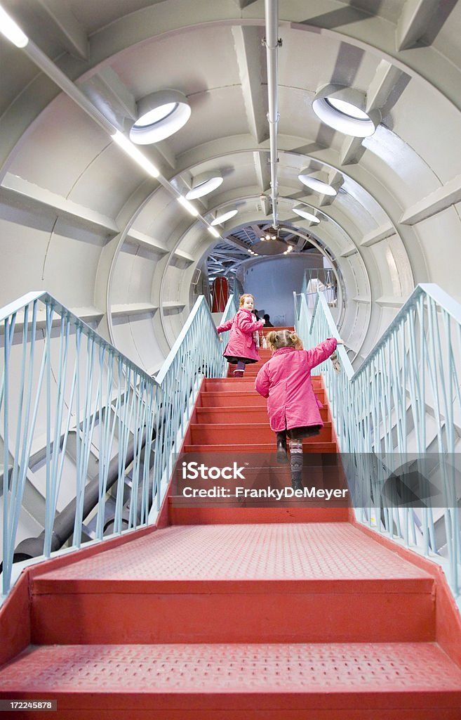 Raparigas em uma grande Escada - Royalty-free Arte Pop Foto de stock
