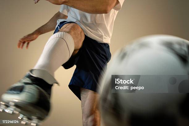 Zbliżenie Soccer Player W Akcji - zdjęcia stockowe i więcej obrazów 5-a-side - 5-a-side, Aktywność sportowa, Biały