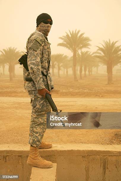 Soldado Semilarvatus Na Tempestade De Areia - Fotografias de stock e mais imagens de Deserto - Deserto, Tempestade, 20-24 Anos