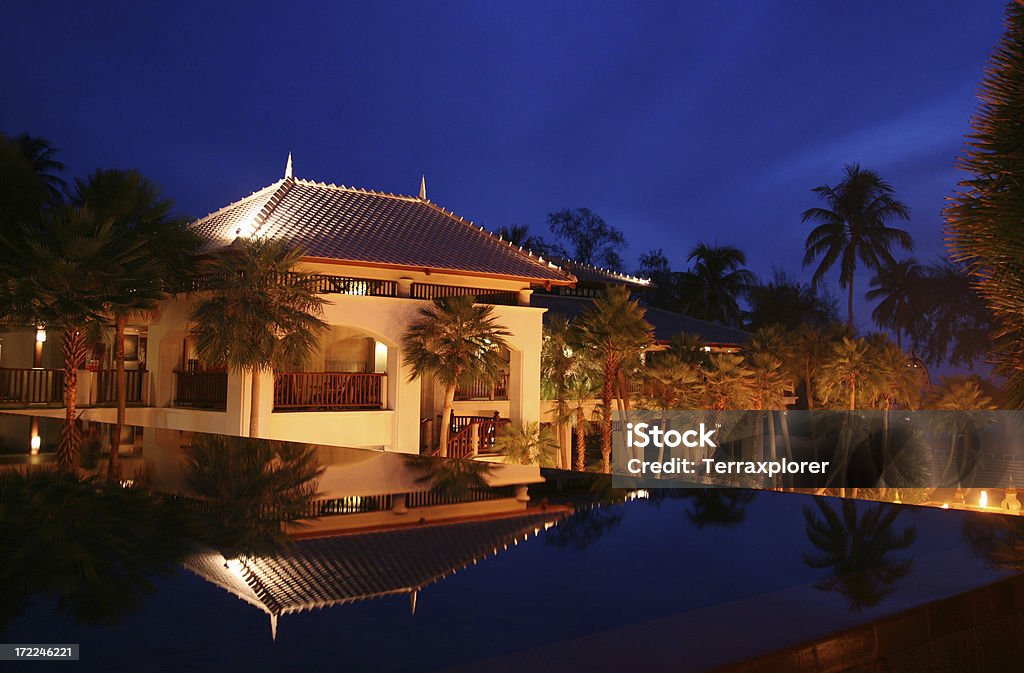 Resort di lusso illuminato di notte - Foto stock royalty-free di Albergo di lusso
