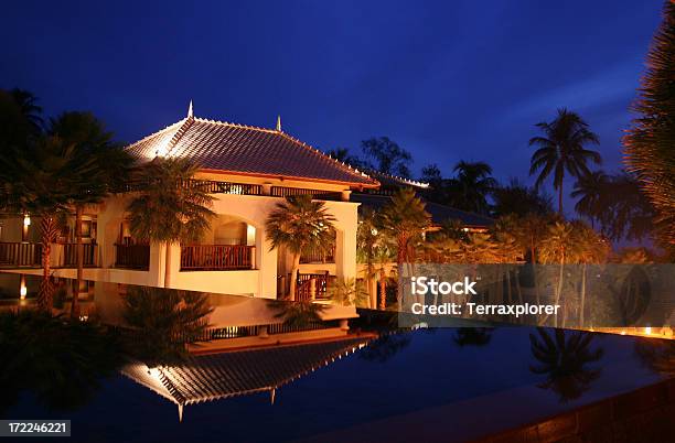 Resort De Luxo Na Noite Iluminada - Fotografias de stock e mais imagens de Hotel de luxo - Hotel de luxo, Ao Ar Livre, Empreendimento Turístico