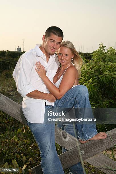 Namorados Em Amor Ver Outros Nesta Sessão - Fotografias de stock e mais imagens de Abraçados na cama - Abraçados na cama, Abraçar, Adulto