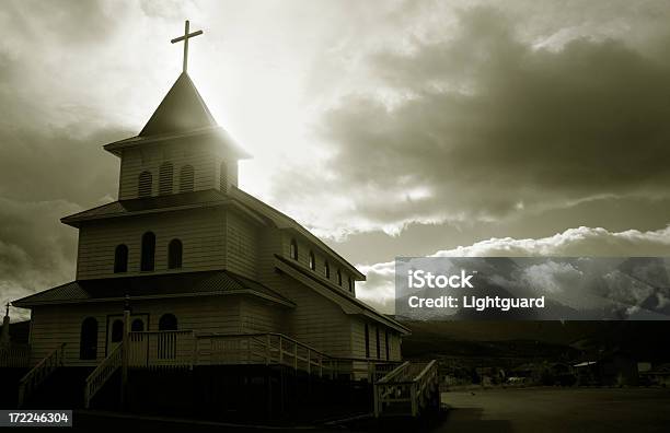 Aquí Es La Iglesia Foto de stock y más banco de imágenes de Aguja - Chapitel - Aguja - Chapitel, Amor - Sentimiento, Aura