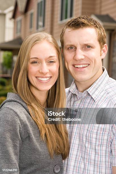 Photo libre de droit de Portrait De Couple Shopping Adorable Confortable banque d'images et plus d'images libres de droit de 18-19 ans