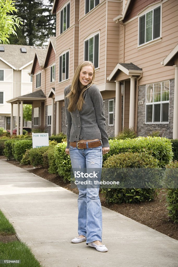 Linda jovem infront de um apartamento - Foto de stock de 18-19 Anos royalty-free