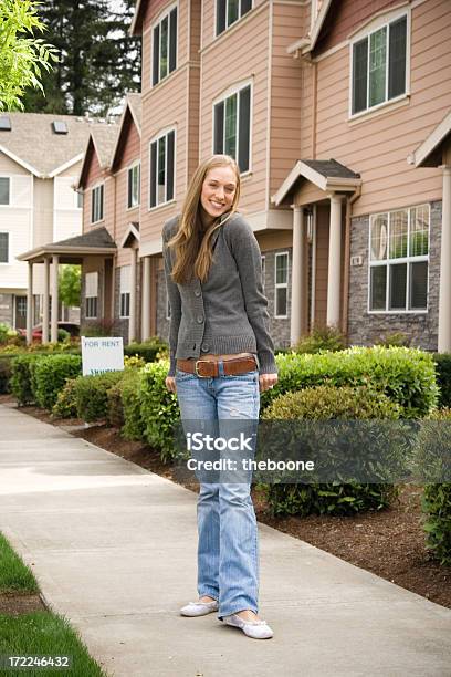 Foto de Linda Jovem Infront De Um Apartamento e mais fotos de stock de 18-19 Anos - 18-19 Anos, 20 Anos, 20-24 Anos