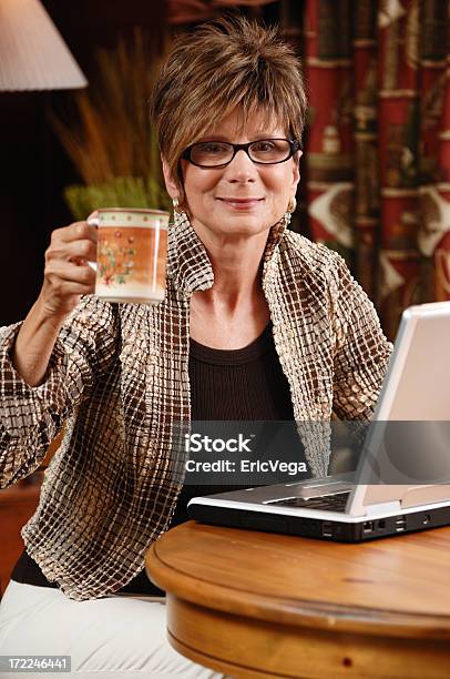 Ya に乾杯 - コンピュータのストックフォトや画像を多数ご用意 - コンピュータ, 年配の女性, 応援