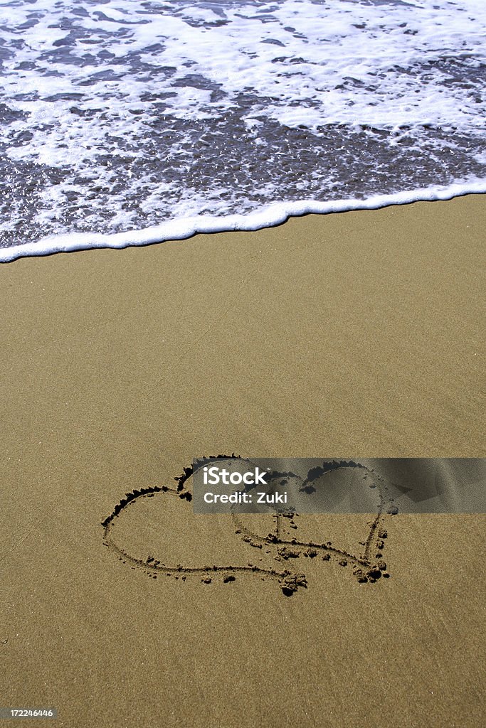 Два сердца на песок - Стоковые фото Близость роялти-фри