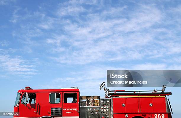 Firetruck Contro Un Cielo Blu - Fotografie stock e altre immagini di Autopompa - Autopompa, Ambientazione esterna, Attrezzatura