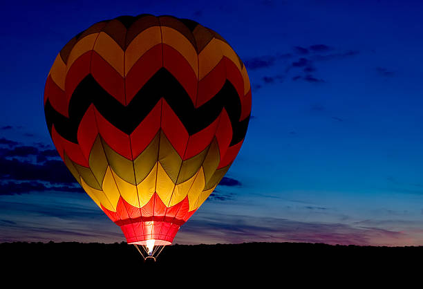 Rayado Glow de globos aerostáticos al atardecer - foto de stock