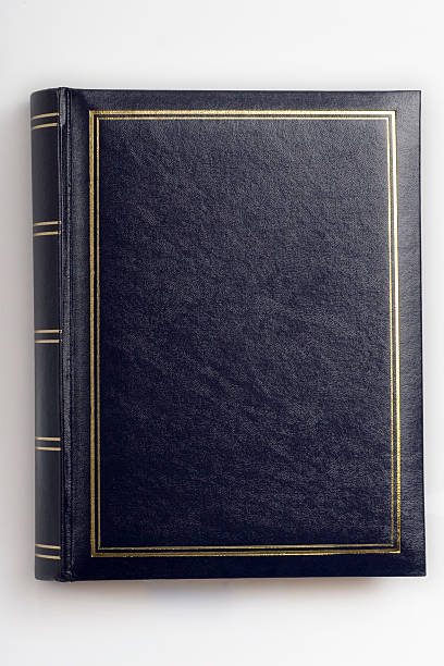 wielka czarna księga z ścieżka odcinania - leather cover zdjęcia i obrazy z banku zdjęć