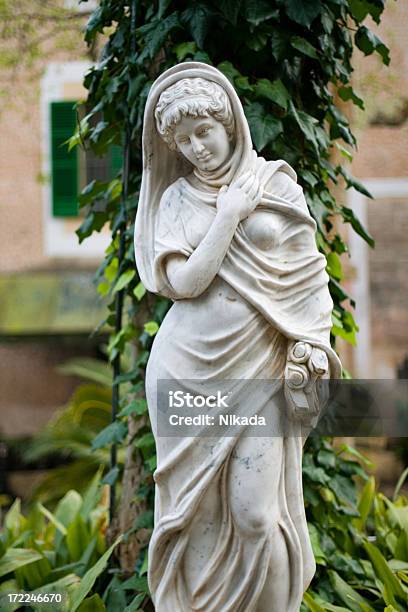 Statue Im Garten Stockfoto und mehr Bilder von Statue - Statue, Aphrodite - Griechische Göttin, Frauen