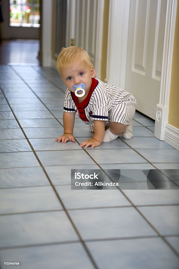 Krabbler baby in der Halle - Lizenzfrei Boden Stock-Foto