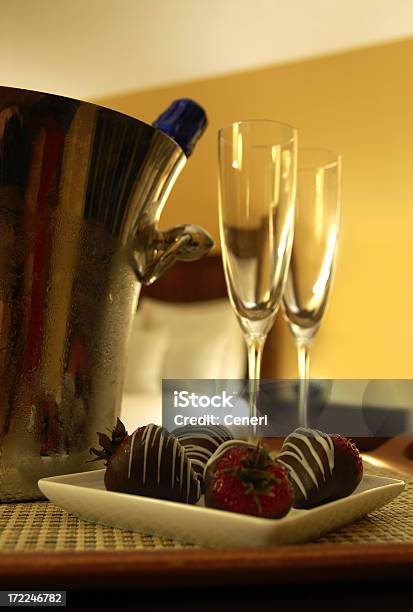 Luna Di Miele Con Champagne E Fragole Ricoperte Di Cioccolato - Fotografie stock e altre immagini di Cioccolato