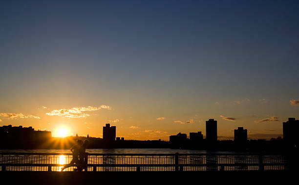 zwei jogger auf der harvard-brücke - clear sky urban scene boston massachusetts stock-fotos und bilder