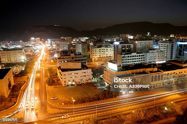 Photo libre de droit de Vue Sur La Ville De Nuit banque d'images et plus d'images libres de droit de Oman - Oman, Conduire, Antenne individuelle