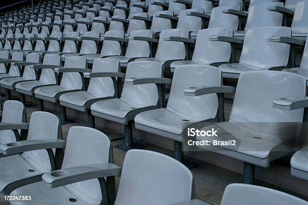 Photo libre de droit de Sièges Du Stade banque d'images et plus d'images libres de droit de Couloir - Couloir, Stade, Absence