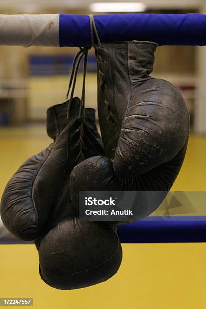 Boxhandschuhauf Den Ring Stockfoto und mehr Bilder von Boxen - Sport - Boxen - Sport, Boxhandschuh, Boxring