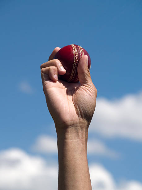 balle de cricket - cricket bowler photos et images de collection