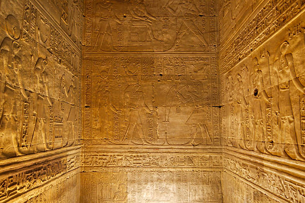 alte chamber - hieroglyphenschrift stock-fotos und bilder