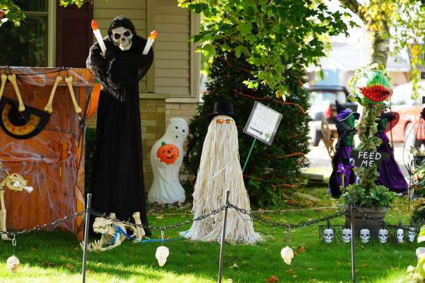 домовладельцы сообщества украсили свой дом и двор страшными украшениями на хэллоуин на 2022 год. - bones television show стоков�ые фото и изображения