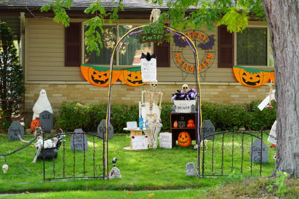 домовладельцы сообщества украсили свой дом и двор страшными украшениями на хэллоуин на 2022 год. - bones television show стоковые фото и изображения