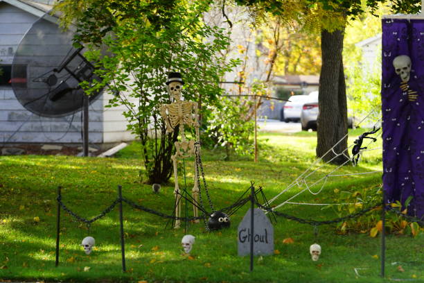 домовладельцы сообщества украсили свой дом и двор страшными украшениями на хэллоуин на 2022 год. - bones television show стоковые фото и изо�бражения