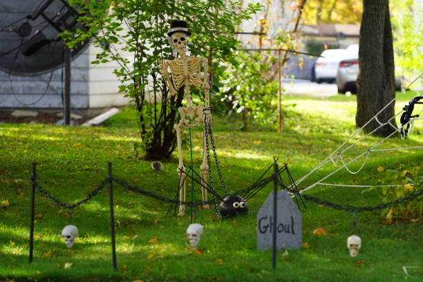 домовладельцы сообщества украсили свой дом и двор страшными украшениями на хэллоуин на 2022 год. - bones television show стоковые фото и изображения