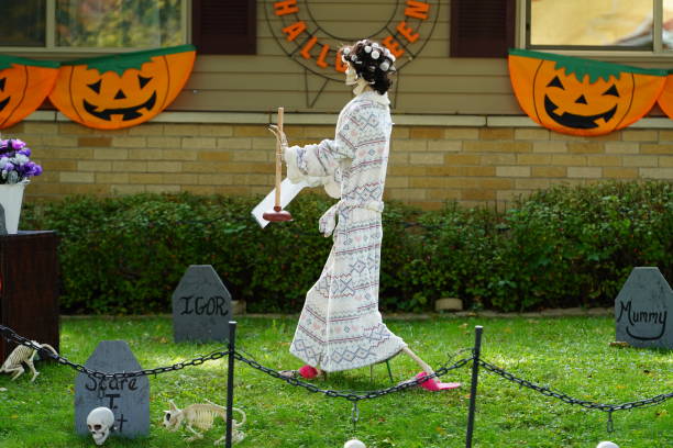 コミュニティの住宅所有者は、2022年の恐ろしいハロウィーンの装飾で家と庭をドレスアップしました。 - bones television show ストックフォトと画像
