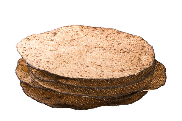 pila de pascua judía matzas - passover matzo bread middle fotografías e imágenes de stock